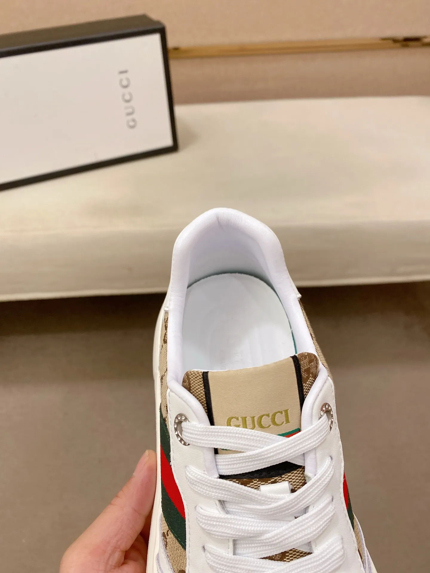 Men's shoes💰 420💰The new GUCCI (Gucci) counters are launched simultaneously. The new men's shoes, 😘fabrics are selected from imported cowhide, and the lining is sheepskin lining. 👍🏿 High-end ☄️ air-cushion molded anti-slip rubber outsole, exquisite lines, simple and elegant, comfortable and high-end for leisure travel. Code number: 38 to 44 (45 can be customized and cannot be returned or exchanged)